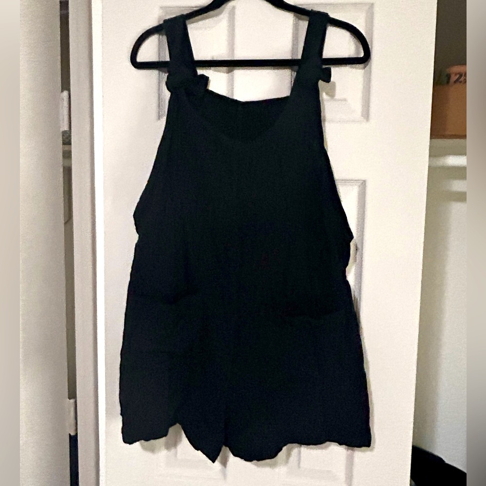 EUC Cupshe Black Romper with pockets!! Size Large